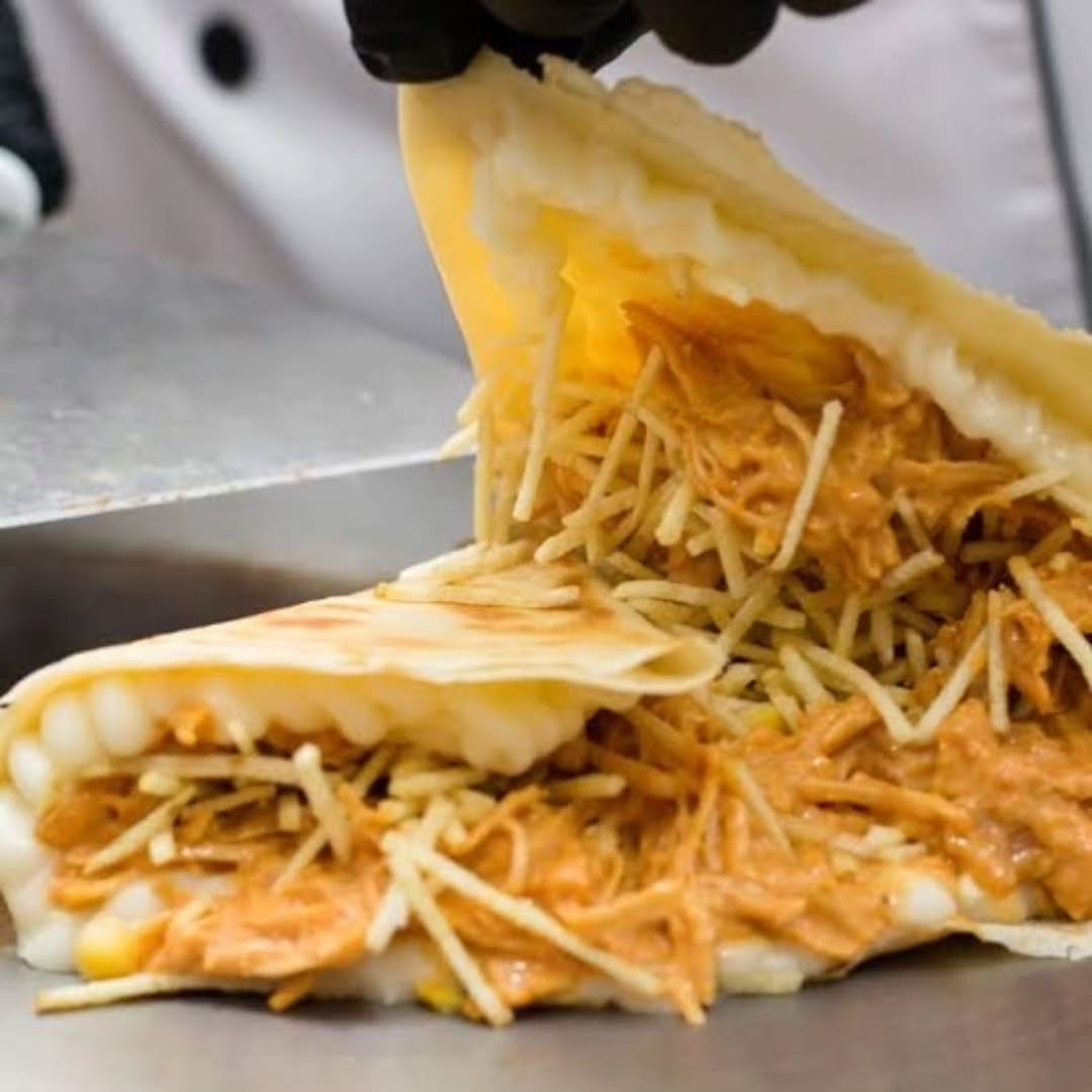 Crepe salgado de frango com batata palha preparado na hora