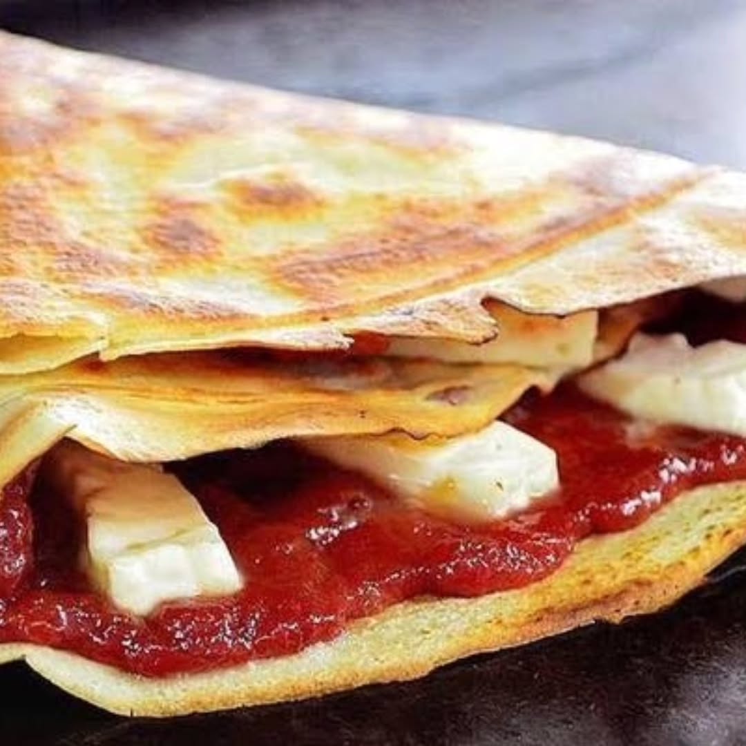 Crepe salgado tipo pizza com queijo e molho